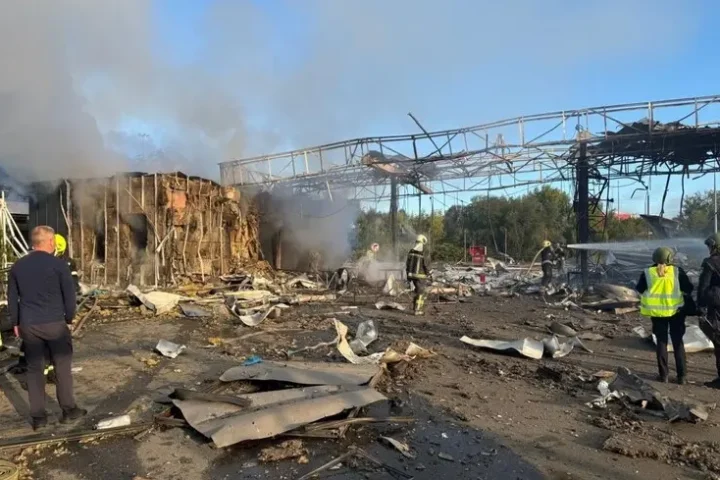 Attaque à Kyiv : un incendie éclate au centre d'exposition Parkovy suite à une frappe de drone