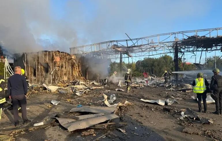 Attaque à Kyiv : un incendie éclate au centre d'exposition Parkovy suite à une frappe de drone
