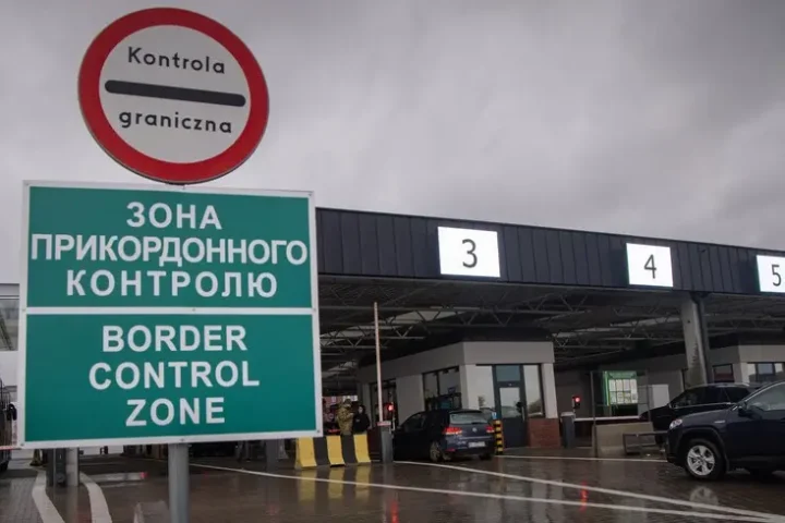 Attaque de drone russe visant une station-service près du poste frontière Ukraine-Pologne
