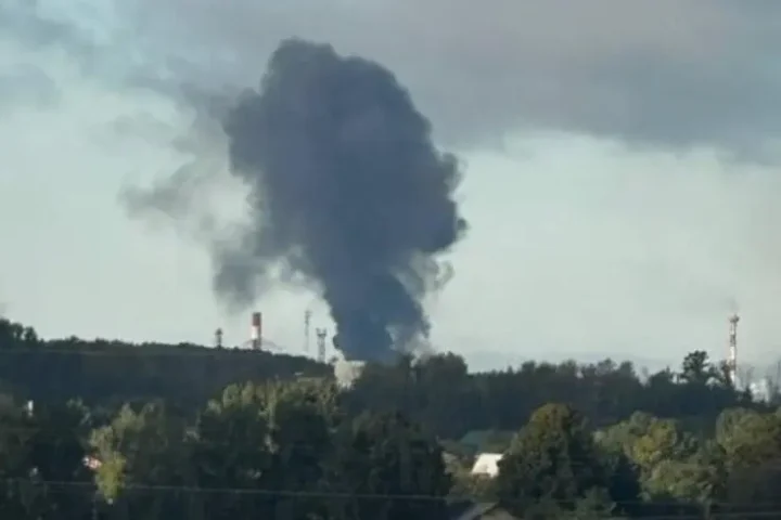 Attaque de drones ukrainiens sur la raffinerie de pétrole de Ryazan, provoquant incendie et dégâts