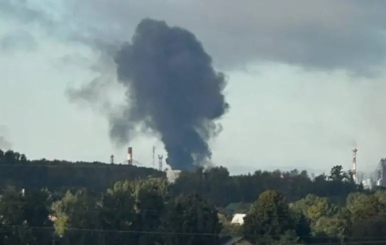 Attaque de drones ukrainiens sur la raffinerie de pétrole de Ryazan, provoquant incendie et dégâts