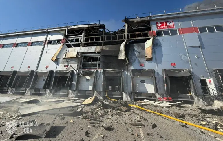 Attaque russe à Odesa : un terminal postal en feu dans un contexte de conflit продолжается