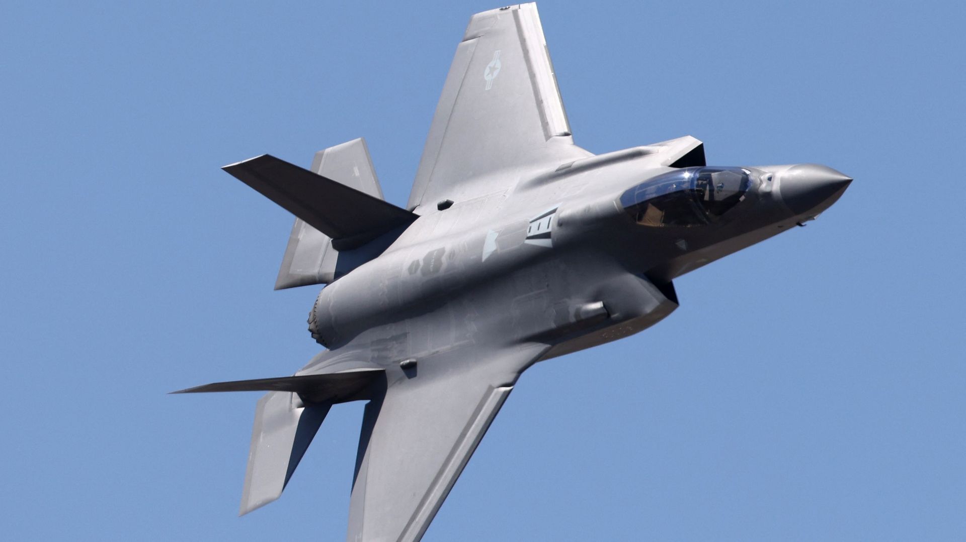 De nouveaux chasseurs F-35 arrivent à la base aérienne de Florennes en Belgique