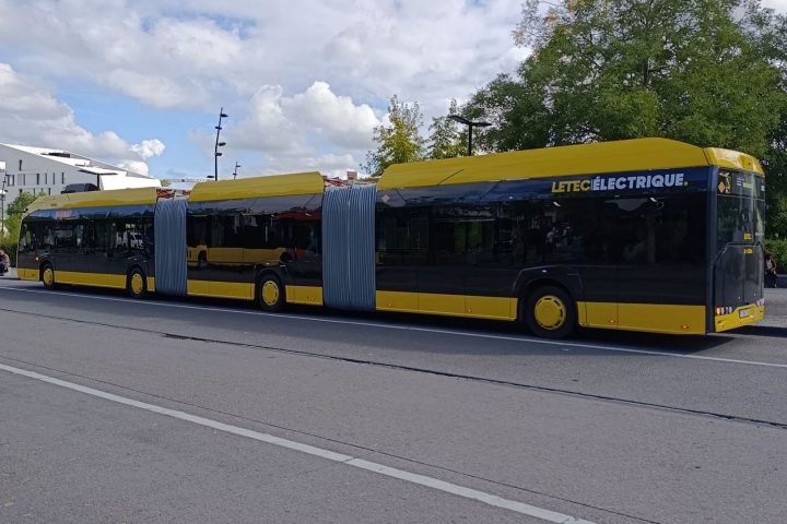 De nouveaux tramways électriques entrent en service à Liège, des préoccupations pour la sécurité routière soulevées
