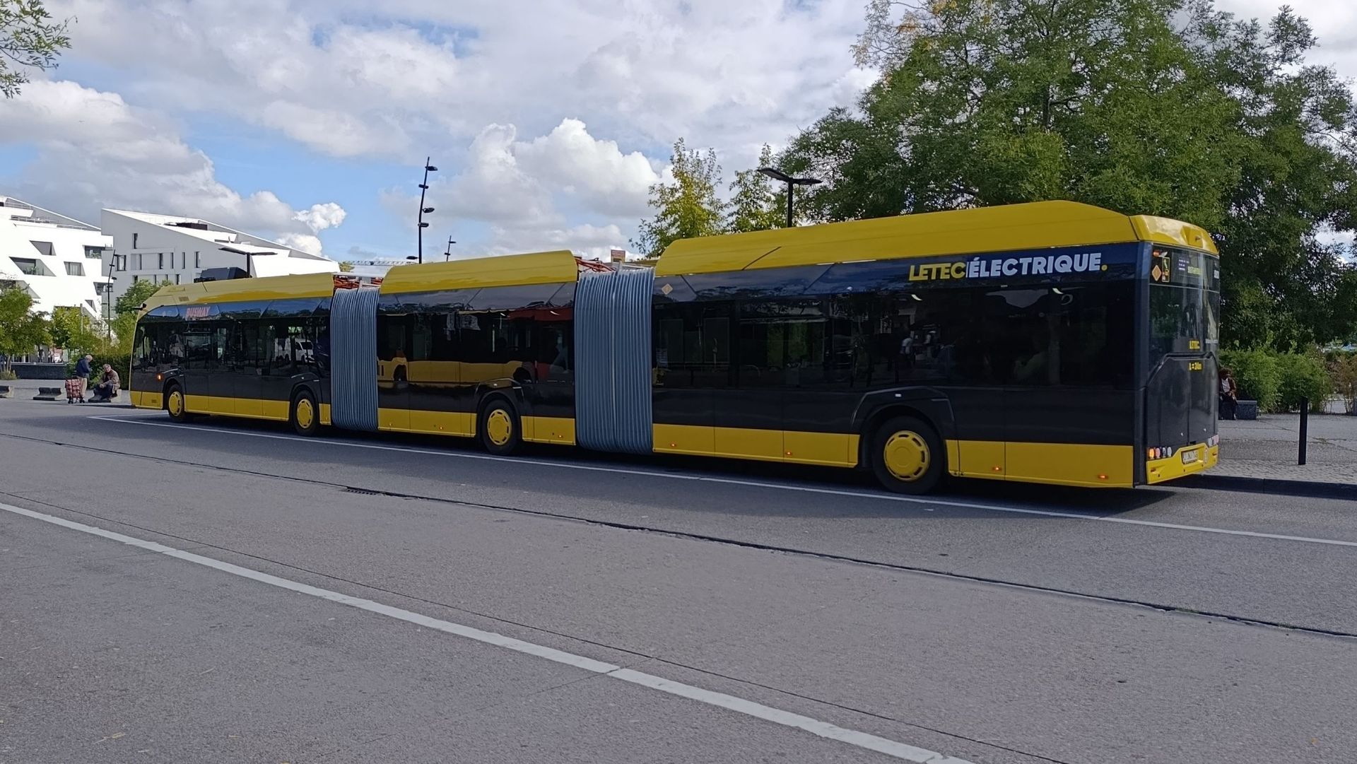 De nouveaux tramways électriques entrent en service à Liège, des préoccupations pour la sécurité routière soulevées