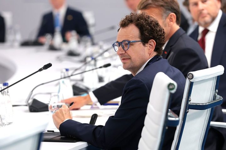 Débat sur la sécurité de l'IA : enjeux de gestion des risques face aux mesures de contrôle
