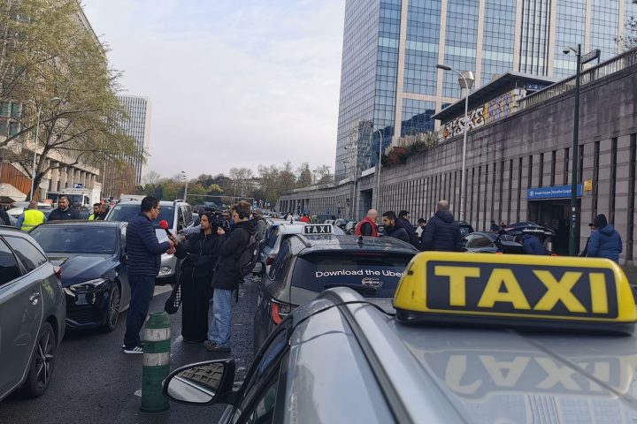 Des chauffeurs de taxi manifestent à Bruxelles face à des défis persistants après dix ans de luttes