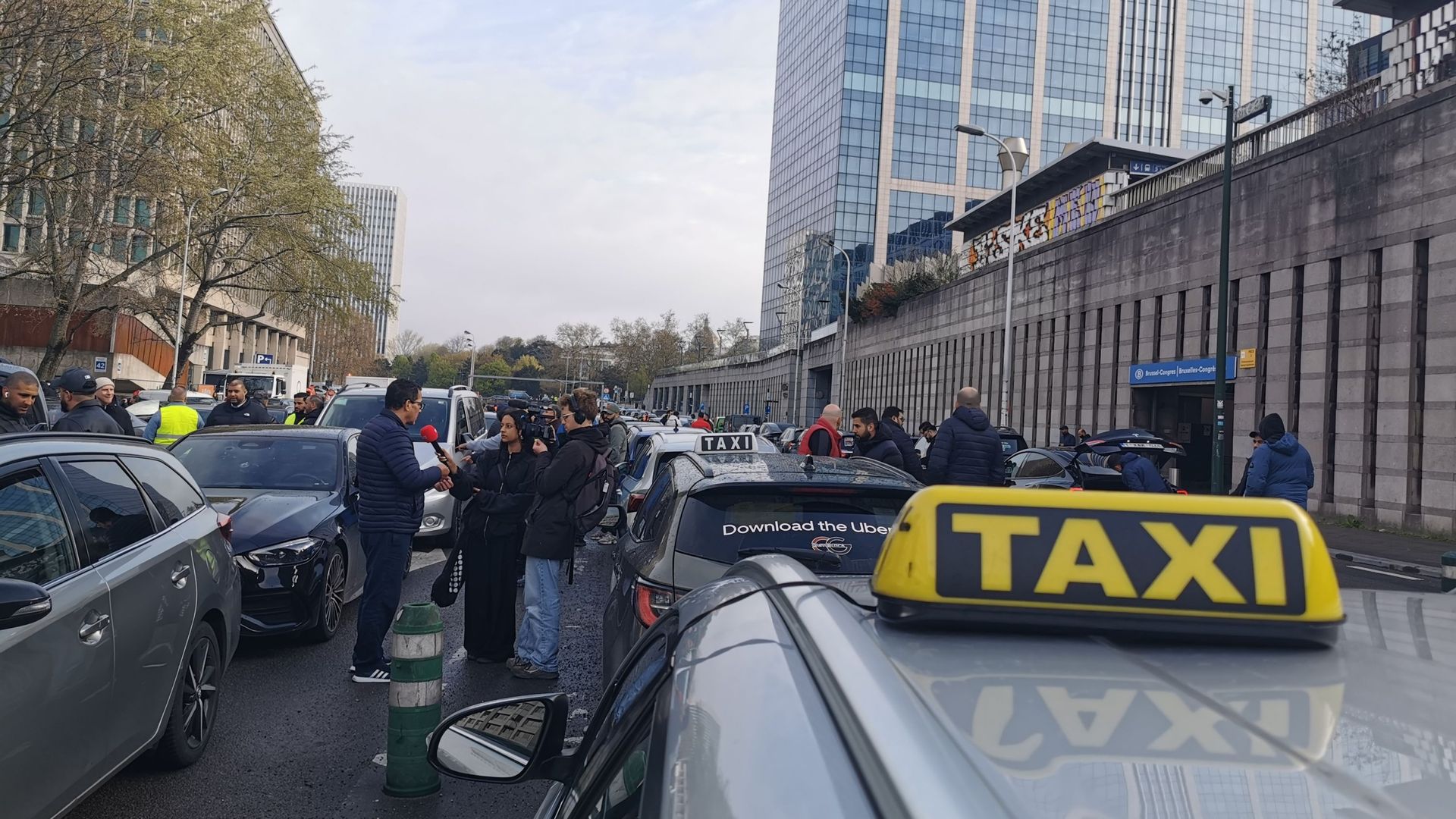Des chauffeurs de taxi manifestent à Bruxelles face à des défis persistants après dix ans de luttes