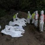 Des enterrements collectifs débutent à Katmandou alors que les hôpitaux sont saturés suite aux inondations.