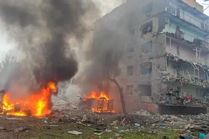 Des frappes aériennes russes dans la région de Donetsk font plusieurs victimes et des personnes piégées sous les décombres