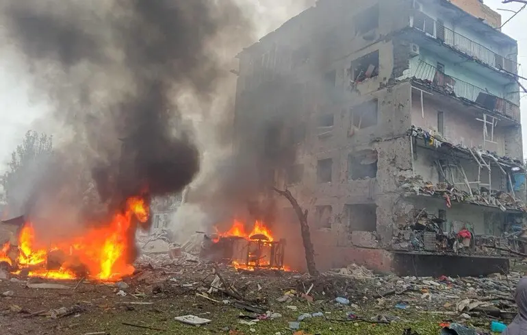 Des frappes aériennes russes dans la région de Donetsk font plusieurs victimes et des personnes piégées sous les décombres