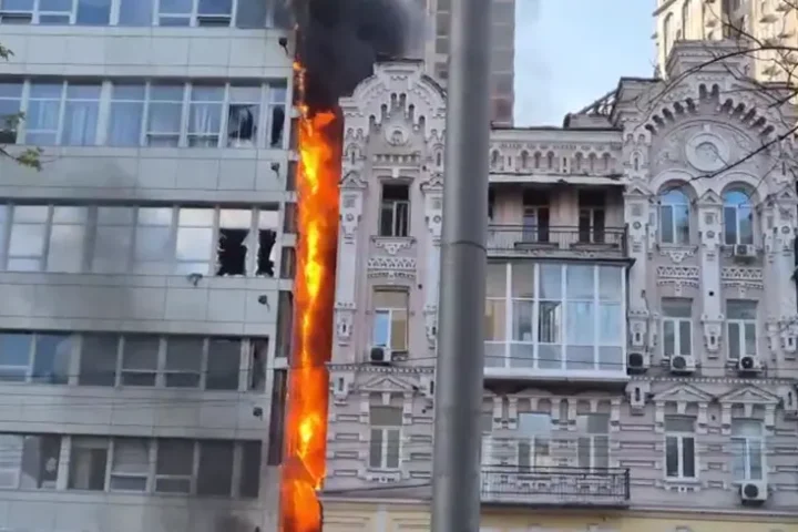 Des frappes de drones russes touchent à nouveau Kyiv, endommageant un bâtiment hospitalier en centre-ville