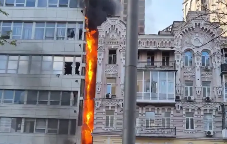Des frappes de drones russes touchent à nouveau Kyiv, endommageant un bâtiment hospitalier en centre-ville