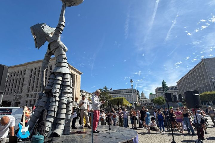 Des manifestants à Bruxelles réclament une politique climatique renforcée et des services publics améliorés