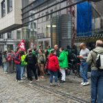 Des manifestants offrent un café aux 'mamans' à la ministre bruxelloise en raison des préoccupations salariales des enseignants