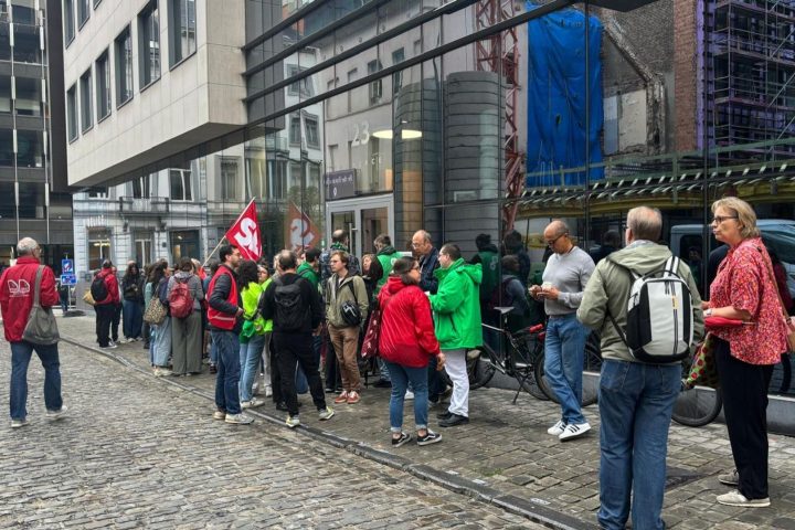 Des manifestants offrent un café aux 'mamans' à la ministre bruxelloise en raison des préoccupations salariales des enseignants