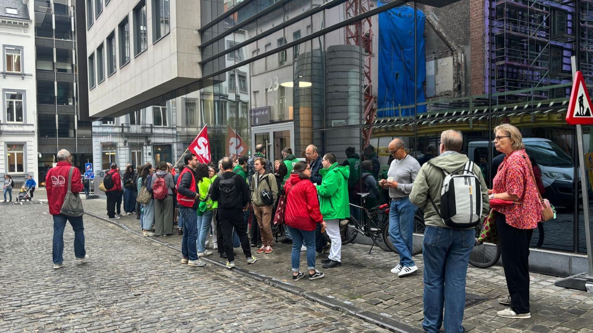 Des manifestants offrent un café aux 'mamans' à la ministre bruxelloise en raison des préoccupations salariales des enseignants