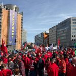 Des manifestants s'opposent à la loi EU Inc., dénonçant un risque de dumping social accru