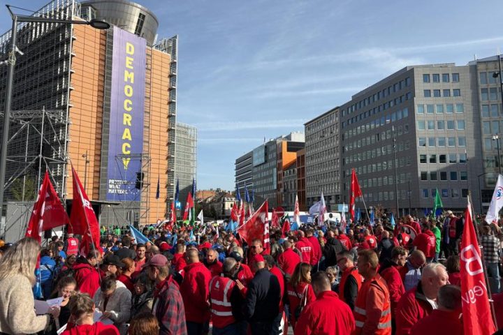 Des manifestants s'opposent à la loi EU Inc., dénonçant un risque de dumping social accru