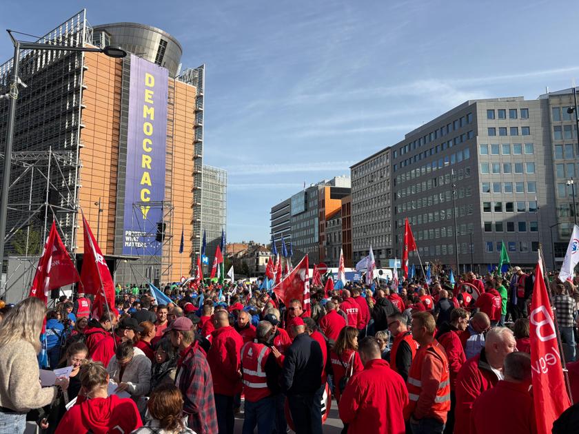 Des manifestants s'opposent à la loi EU Inc., dénonçant un risque de dumping social accru