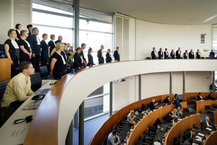 Des militants climatiques lancent une campagne demandant des actions du gouvernement bruxellois lors de l’ouverture du Parlement