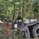 Des tentes réapparaissent dans les espaces verts le long de l'E40 à Schaerbeek