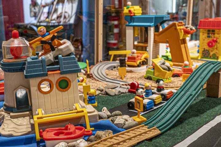 Deux musées de jouets en Wallonie offrent une expérience nostalgique pour grands-parents et petits-enfants