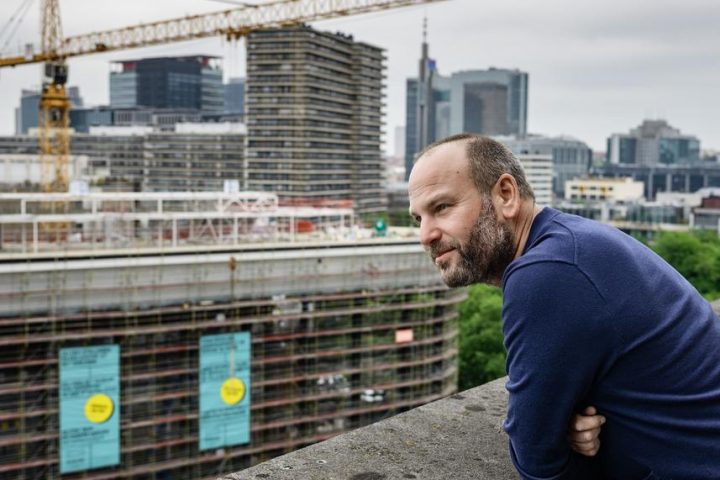 Dilliès annonce son intention de limoger le directeur de Kanal, Yves Goldstein, face à la montée des tensions
