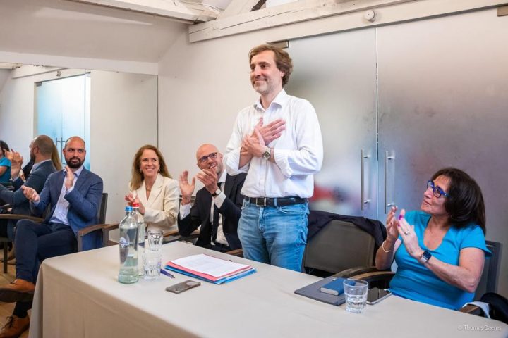 Ecolo critique l'échevin de l'Éducation du MR pour autopromotion dans l'agenda scolaire