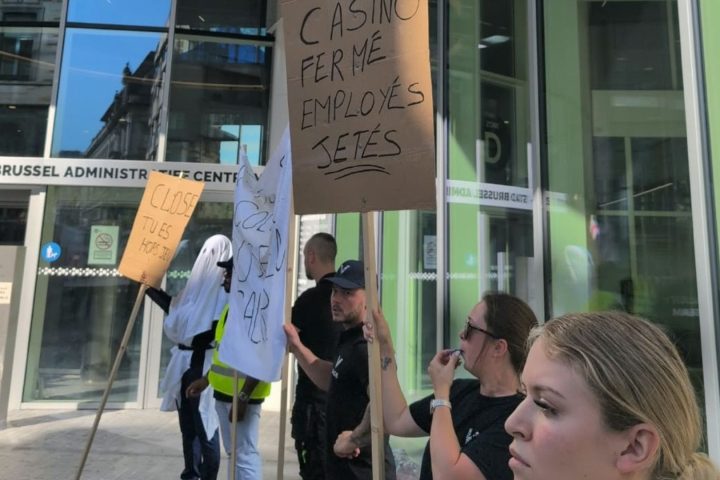 Environ 80 travailleurs de casino manifestent devant Brucity alors que le conflit contractuel s'intensifie