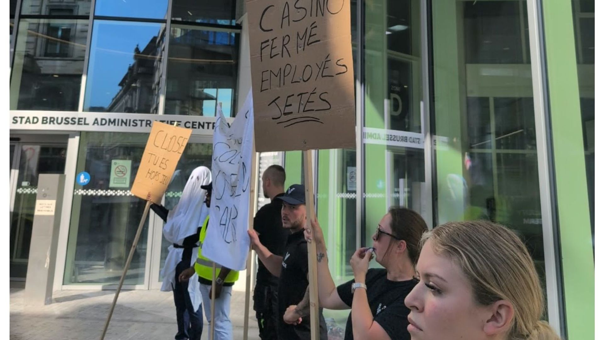 Environ 80 travailleurs de casino manifestent devant Brucity alors que le conflit contractuel s'intensifie