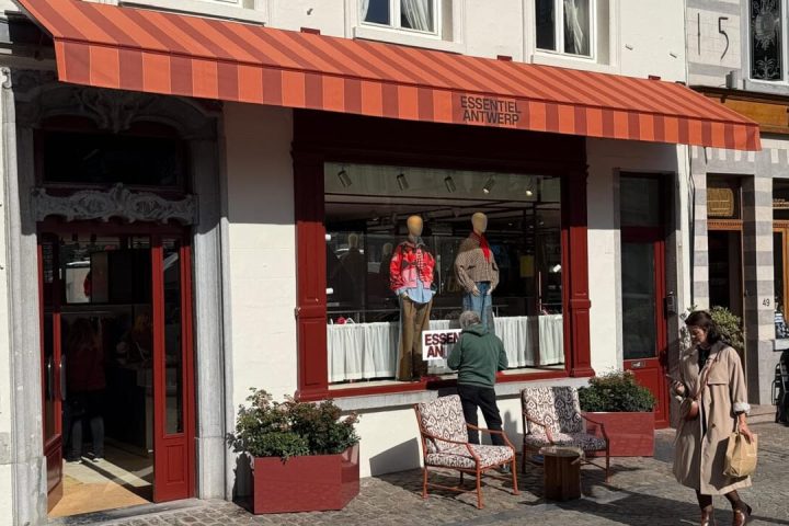 Essentiel Antwerp ouvre sa quatrième boutique au Sablon, présentant de nouveaux designs et offres.