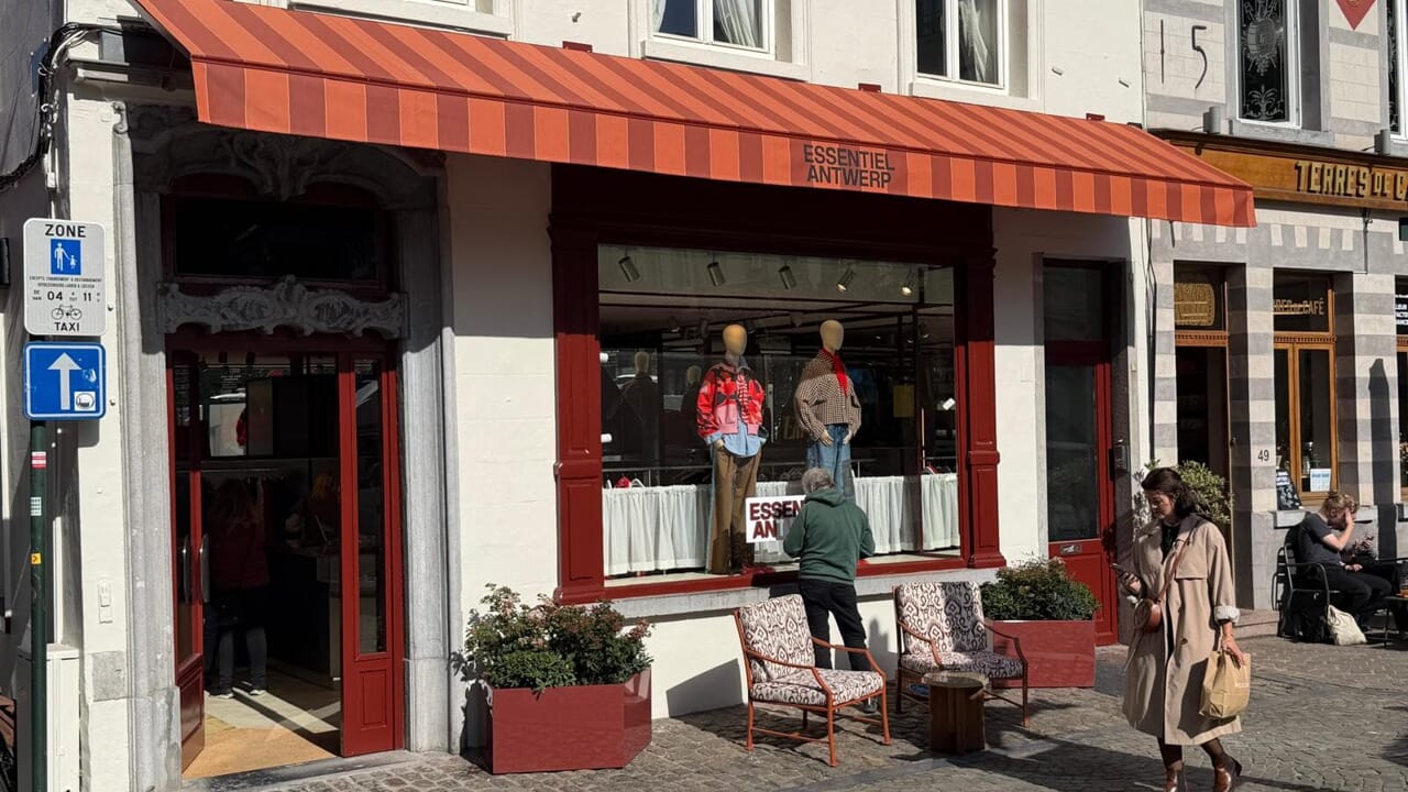 Essentiel Antwerp ouvre sa quatrième boutique au Sablon, présentant de nouveaux designs et offres.
