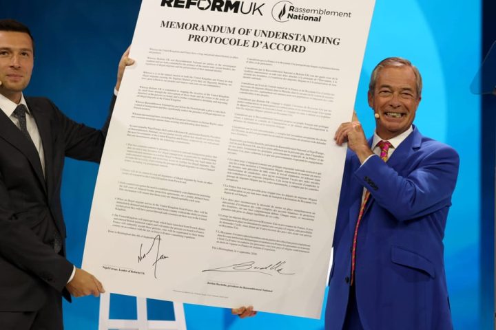 Farage et Bardella soulignent les défis de l'immigration lors de la conférence de Reform UK