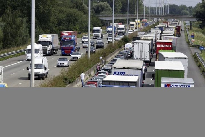 Fermeture de l'E411 à Ochamps suite à un accident, provoquant une heure de retard vers Namur