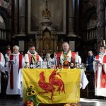 Festival wallon à Namur : l'abbé Van Vynckt plaisante sur la rivalité flamande-wallonne