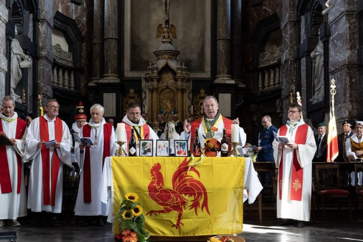 Festival wallon à Namur : l'abbé Van Vynckt plaisante sur la rivalité flamande-wallonne