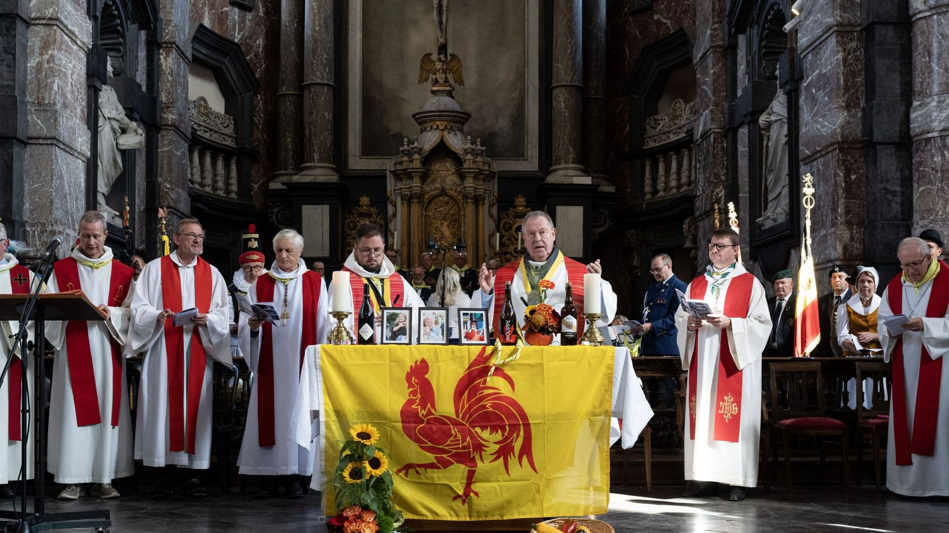 Festival wallon à Namur : l'abbé Van Vynckt plaisante sur la rivalité flamande-wallonne