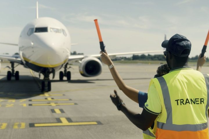 Formation au poste de marshaller : guidage des avions à l'aéroport de Bruxelles-Sud Charleroi