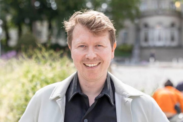 Gerard Oosterwijk assermenté comme conseiller municipal à Elsene, remplaçant Caroline Désir