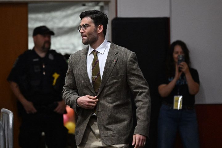 Hasan Piker, streamer américain, influence la jeunesse et suscite le débat au festival du PTB