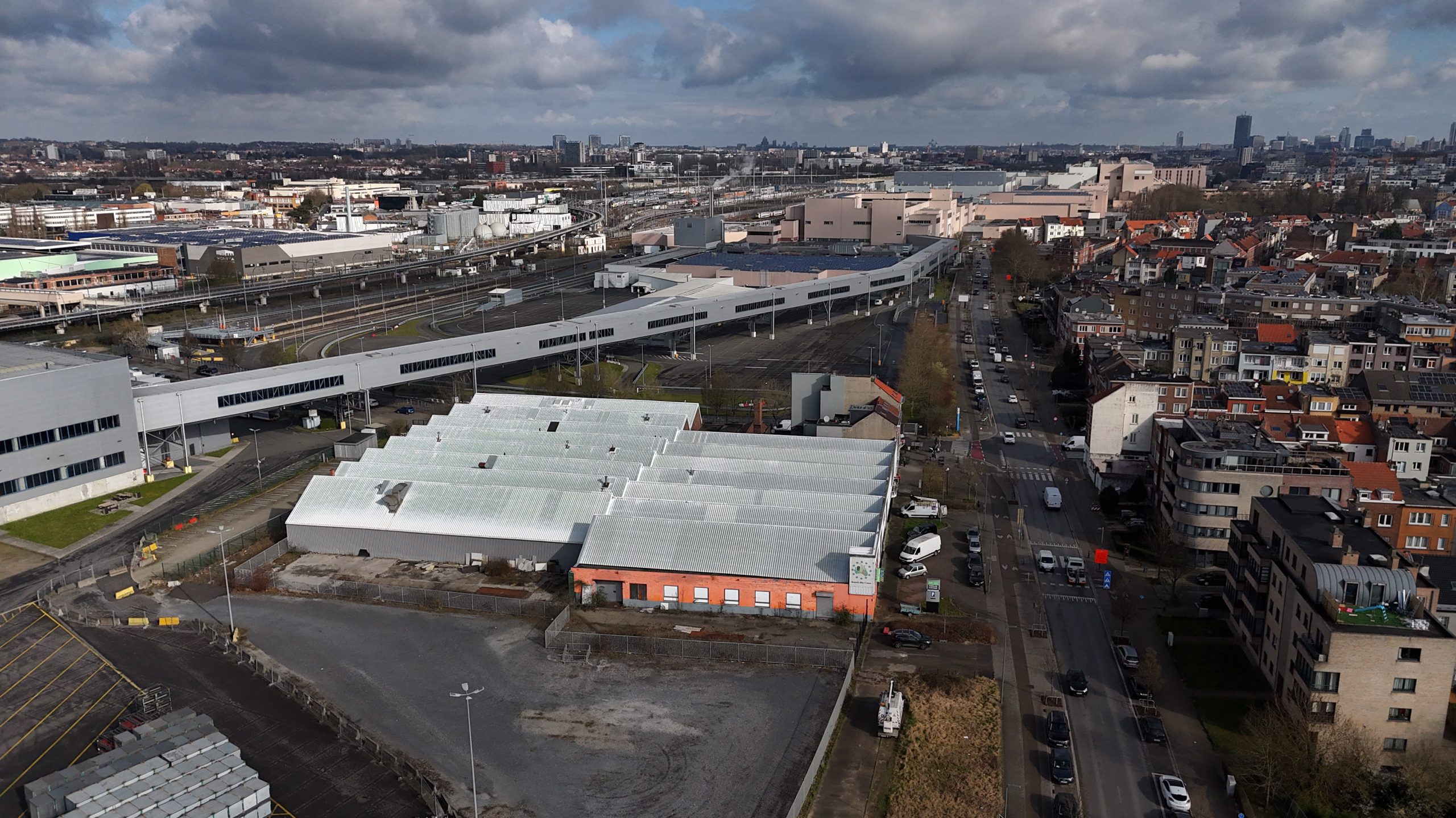 Heylen Warehouses acquiert l'ancien site d'Audi à Vorst pour un développement urbain.