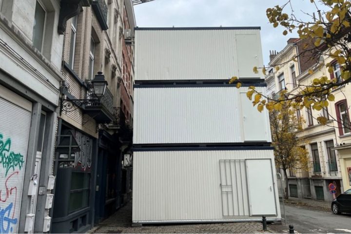 Ixelles et deux entreprises condamnées à indemniser des résidents pour l'implantation de conteneurs