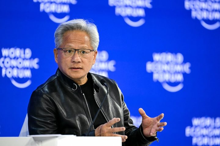 Jensen Huang, PDG de Nvidia, promet une avancée continue de l'IA face aux appels à la régulation