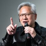 Jensen Huang présente le téléphone pliable non sorti d'Apple lors d'un appel direct avec Trump