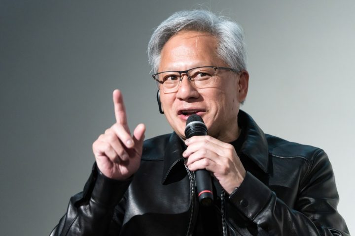 Jensen Huang présente le téléphone pliable non sorti d'Apple lors d'un appel direct avec Trump