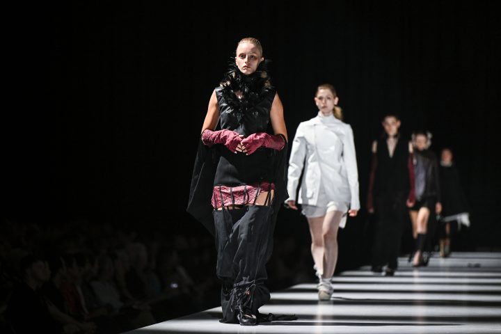 Julie Kegels remporte le LVMH Fashion Prize, une avancée significative pour la mode belge