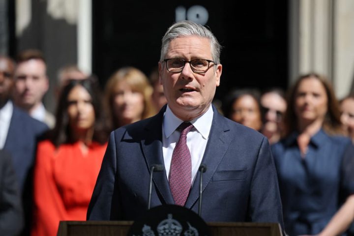Keir Starmer démissionne de son poste de député, entraînant une élection partielle à Londres.