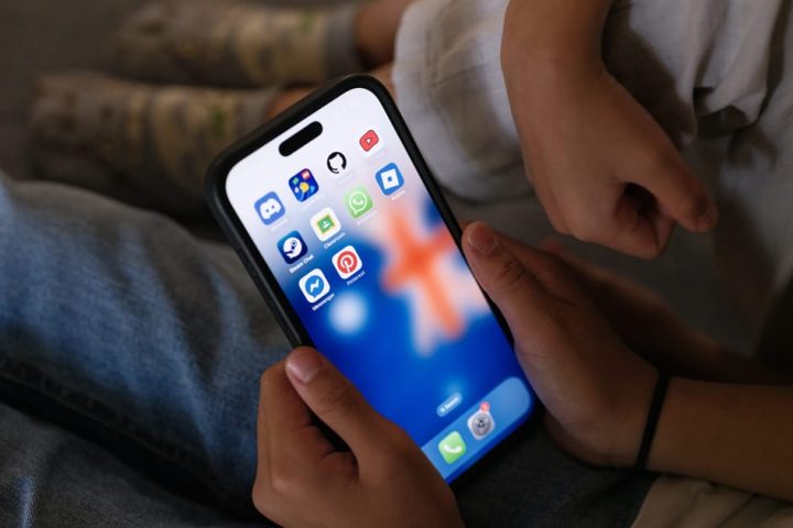 La Commission européenne proposera un acte KIDS pour fixer un âge minimum d'accès aux réseaux sociaux