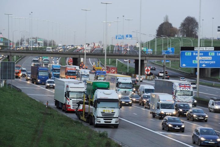 La commission linguistique juge nécessaires des panneaux bilingues le long du Ring, la Flandre s'y oppose
